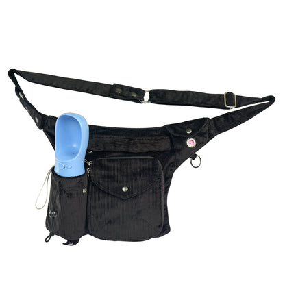 Cord Gassi-Tasche in Anthrazit von Nijens mit Flaschenhalter, Leckerlifach und Platz für Handy & Kotbeutel. Frontalansicht.