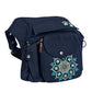 Seitliche Ansicht der Gassi-Tasche Brandenburg aus dunkelblauem Canvas mit gesticktem Mandala-Muster, Druckknopfverschluss und zusätzlichen Aufbewahrungsfächern