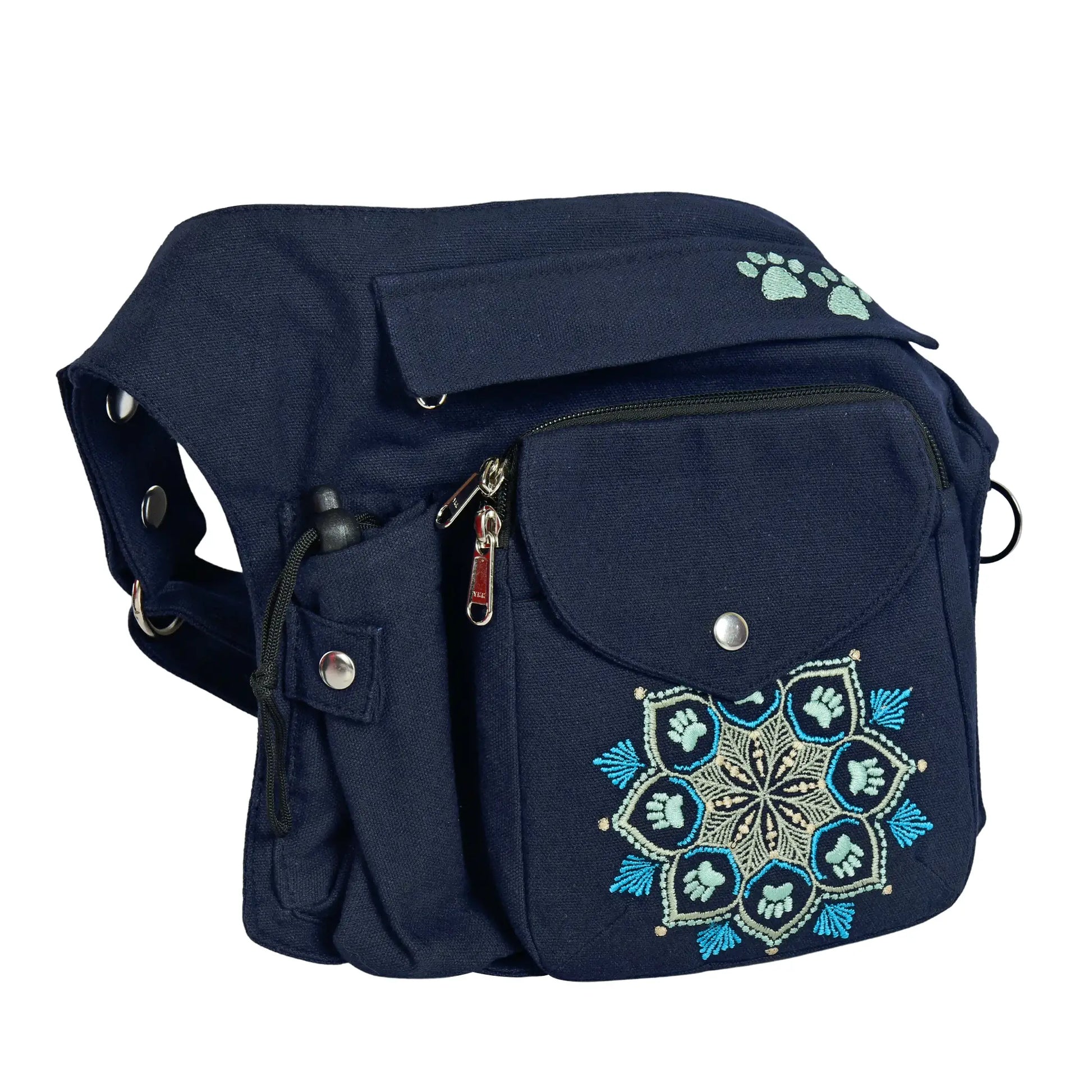 Seitliche Ansicht der Gassi-Tasche Brandenburg aus dunkelblauem Canvas mit gesticktem Mandala-Muster, Druckknopfverschluss und zusätzlichen Aufbewahrungsfächern