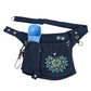 Frontansicht der Gassi-Tasche Brandenburg aus dunkelblauem Canvas mit gesticktem Mandala-Muster, verstellbarem Schultergurt und integriertem Kotbeutelspender