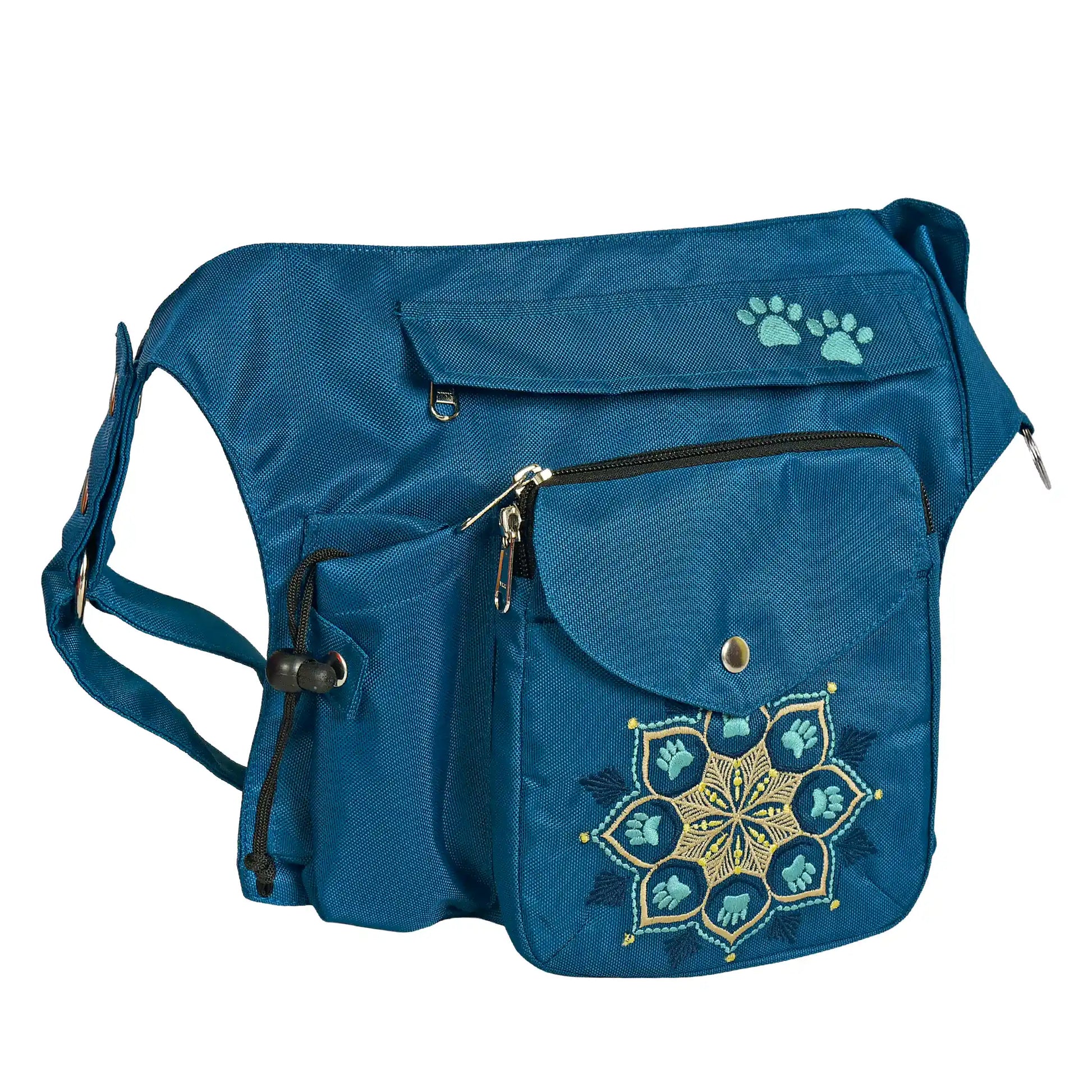 Detailansicht der wasserabweisenden Gassi-Tasche „Brandenburg“ in Petrol mit Mandala-Stickerei, Reißverschlussfach und integriertem Kotbeutelspender – schräge Vorderansicht