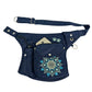 Dunkelblaue wasserabweisende Gassi-Tasche „Brandenburg“ mit Mandala-Stickerei, Frontfach und Platz für Handy und Zubehör – Frontansicht