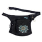 Schwarze Gassi-Tasche Brandenburg mit Mandala-Pfoten-Muster und verstellbarem Gurt, Detailansicht