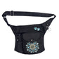 Schwarze Gassi-Tasche Brandenburg mit Mandala-Pfoten-Stickerei, mehreren Fächern und verstellbarem Gurt, Vorderansicht