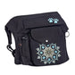 Seitliche Ansicht der Gassi-Tasche Brandenburg aus schwarzem Canvas mit gesticktem Mandala-Muster, Druckknopfverschluss und zusätzlichen Aufbewahrungsfächern