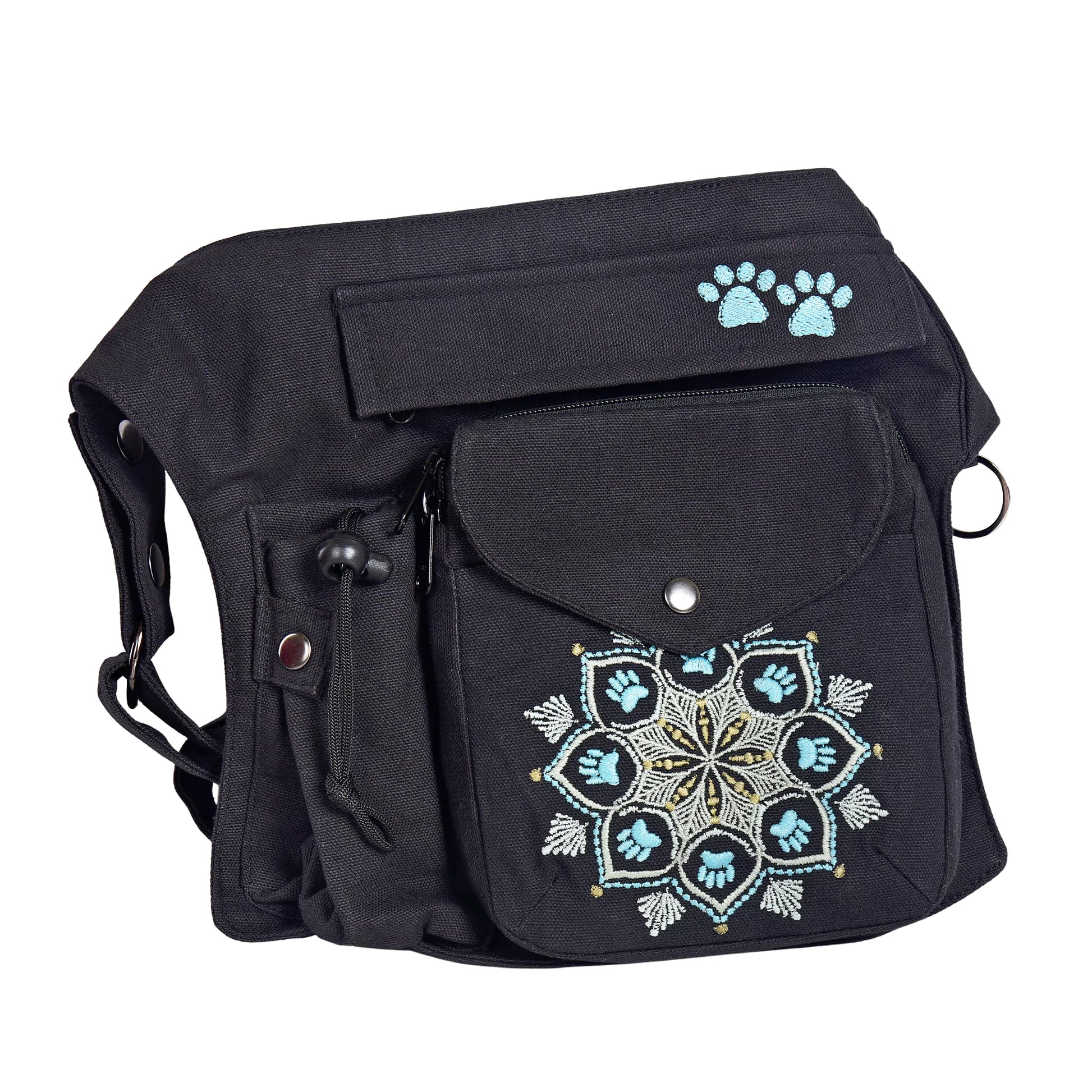 Seitliche Ansicht der Gassi-Tasche Brandenburg aus schwarzem Canvas mit gesticktem Mandala-Muster, Druckknopfverschluss und zusätzlichen Aufbewahrungsfächern
