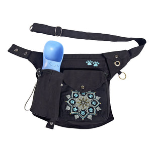 Frontansicht der Gassi-Tasche Brandenburg aus schwarzem Canvas mit gesticktem Mandala-Muster, verstellbarem Schultergurt und integriertem Kotbeutelspender