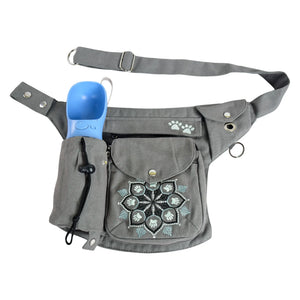 Frontansicht der Gassi-Tasche Brandenburg aus grauem Canvas mit gesticktem Mandala-Muster, verstellbarem Schultergurt und integriertem Kotbeutelspender