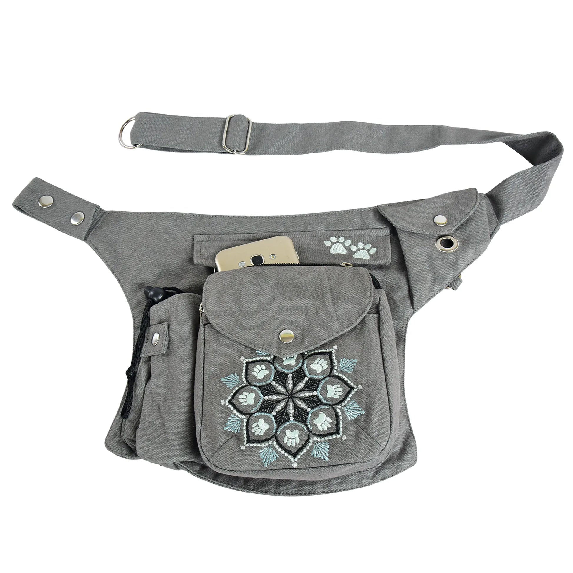 Gassi-Tasche Brandenburg aus grauem Canvas mit Smartphone im oberen Fach, gestickter Fronttasche und mehreren Reißverschlussfächern