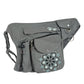 Seitliche Ansicht der Gassi-Tasche Brandenburg aus grauem Canvas mit gesticktem Mandala-Muster, Druckknopfverschluss und zusätzlichen Aufbewahrungsfächern