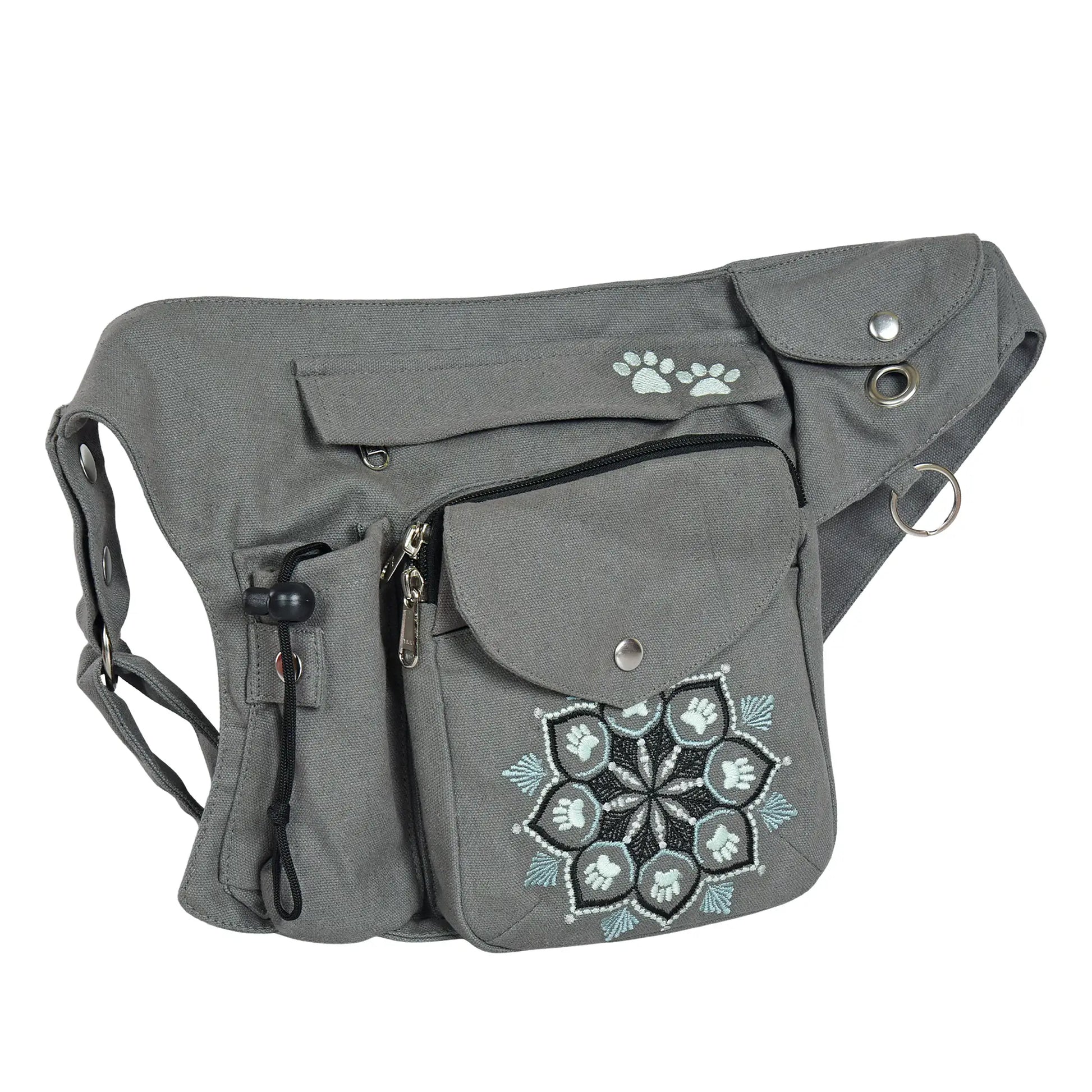 Seitliche Ansicht der Gassi-Tasche Brandenburg aus grauem Canvas mit gesticktem Mandala-Muster, Druckknopfverschluss und zusätzlichen Aufbewahrungsfächern