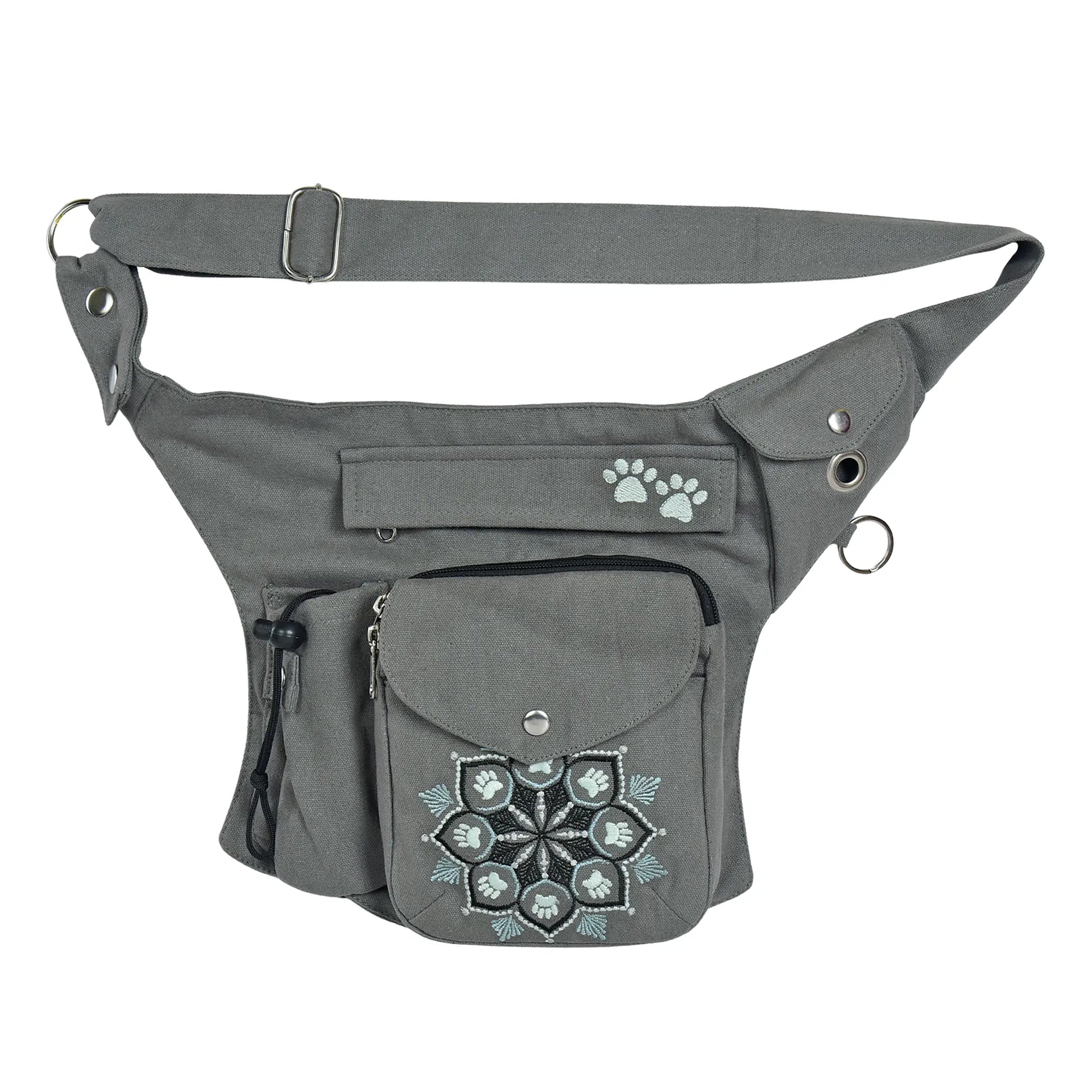 Frontansicht der Gassi-Tasche Brandenburg aus grauem Canvas mit mehreren Taschen, gesticktem Mandala-Motiv und praktischem Schultergurt