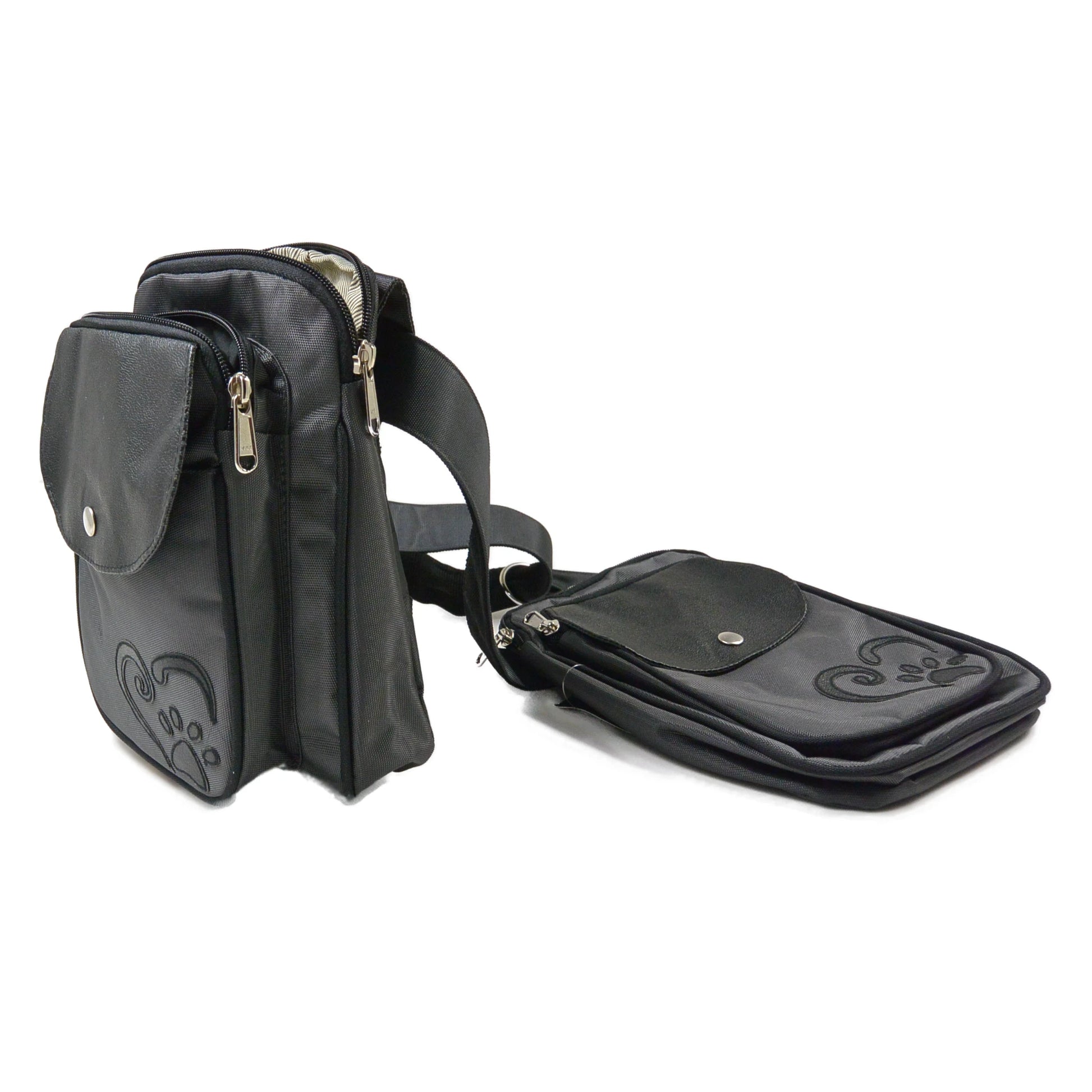 Zwei dunkelgraue Leckerlitaschen mit brauner Kunstleder-Klappe und Pfotenherz-Stickerei – seitlich geöffnet