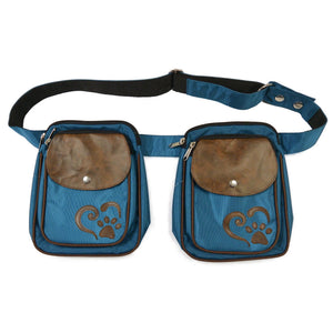 Hundetasche mit zwei Fächern und verstellbarem Gurt – Ansicht von vorne. Die Tasche hat die Farbe Petrolblau mit brauner Kunstleder-Klappe und dunkelbrauner Stickerei (Pfotenherz-Motiv).
