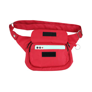 Geöffnete Nijens Bauchtasche in Rot  und Smartphone im Frontfach, ideal für Hundespaziergänge.