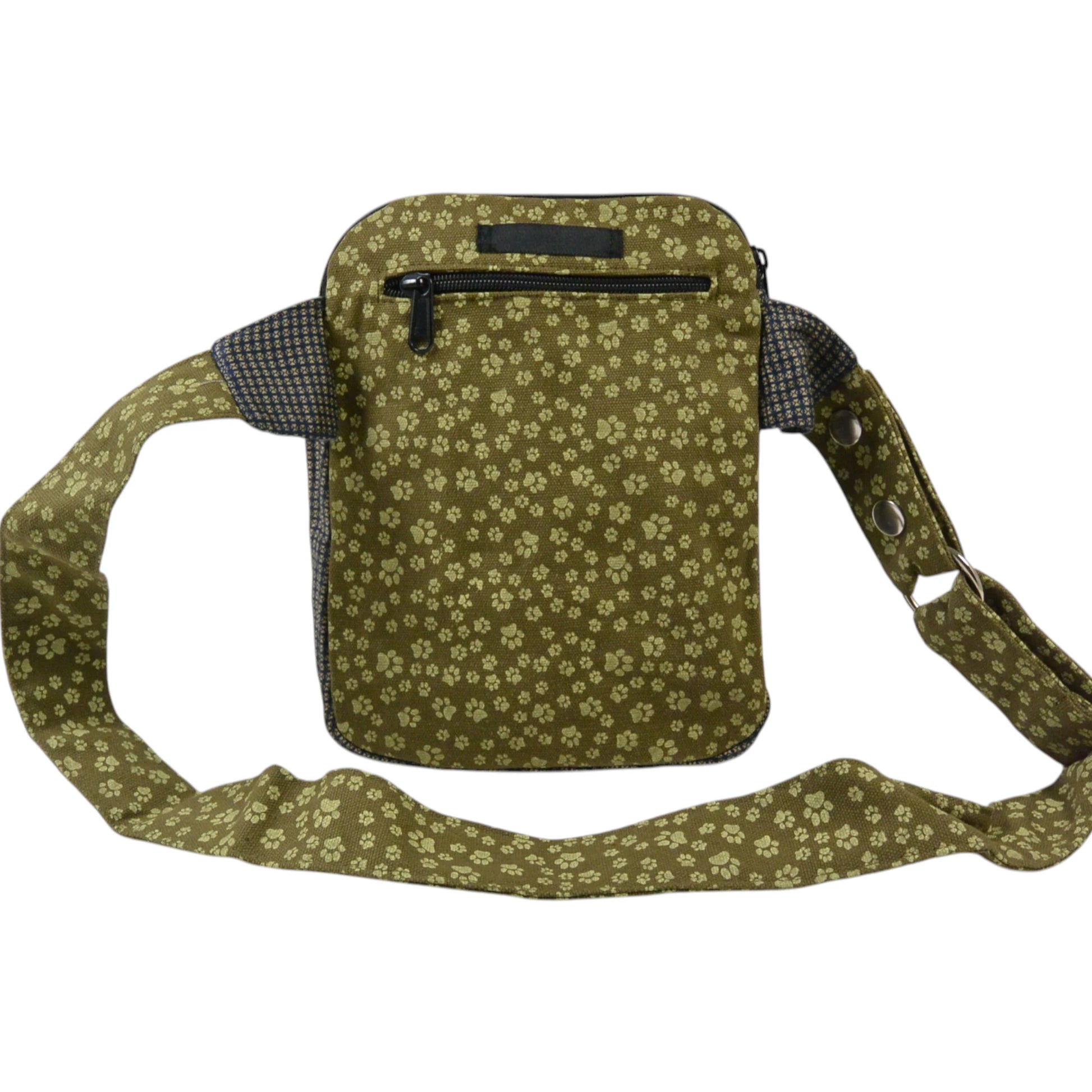 Rückseite der Gassi-Tasche olivgrün mit Muster und verstellbarem Gurt – Nijens Freiburg Modell