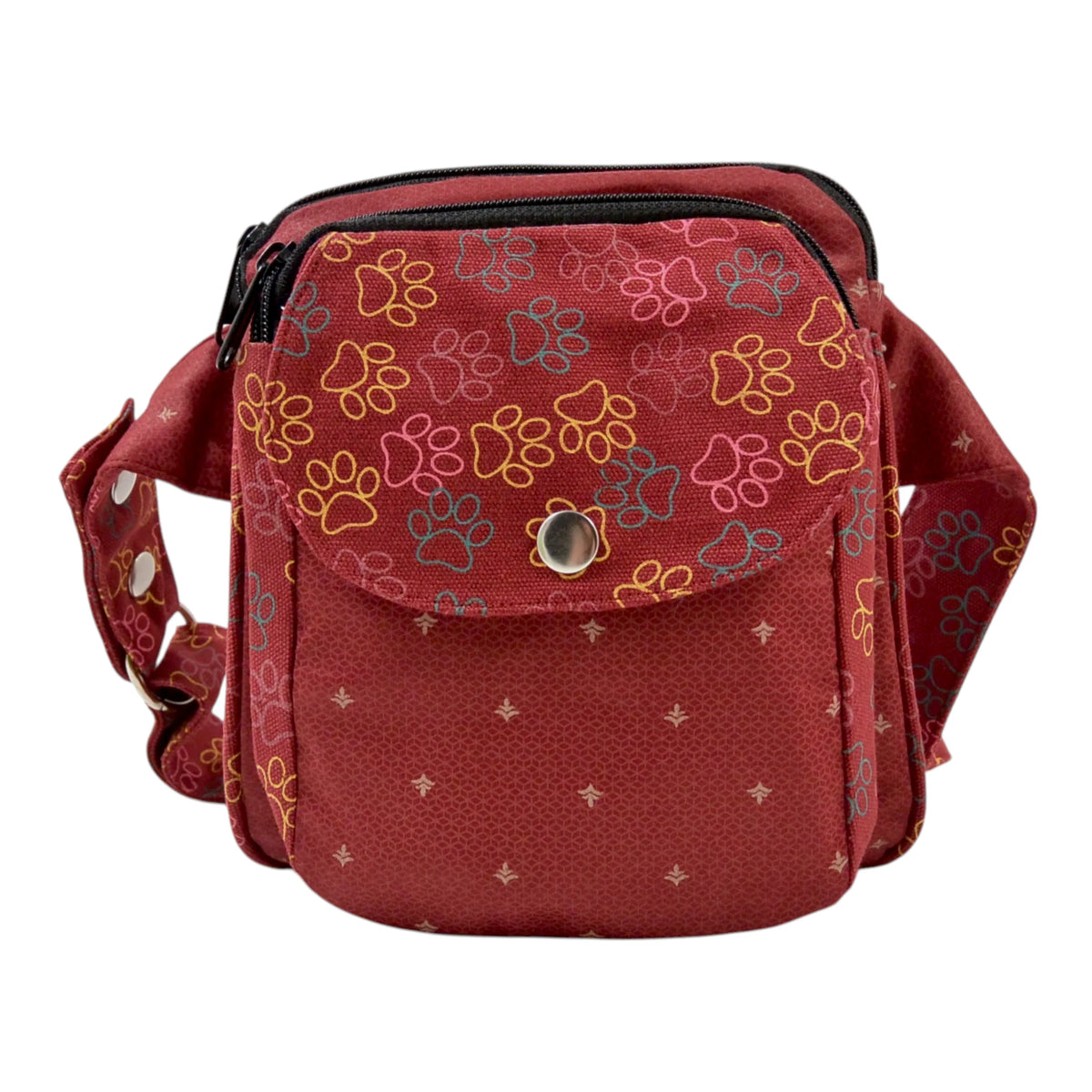 Gassi-Tasche Bauchtasche Canvas Stoff Rot-Orange mit Pfoten Muster. Gurt ist stufenlos größenverszellbar. Das Haupt-Reißverschlussfach hat ein aufgesetztes Reißverschlussfach mit einem Einsteckfach vorne, welches mit einem Druckknopf verschlossen wird.