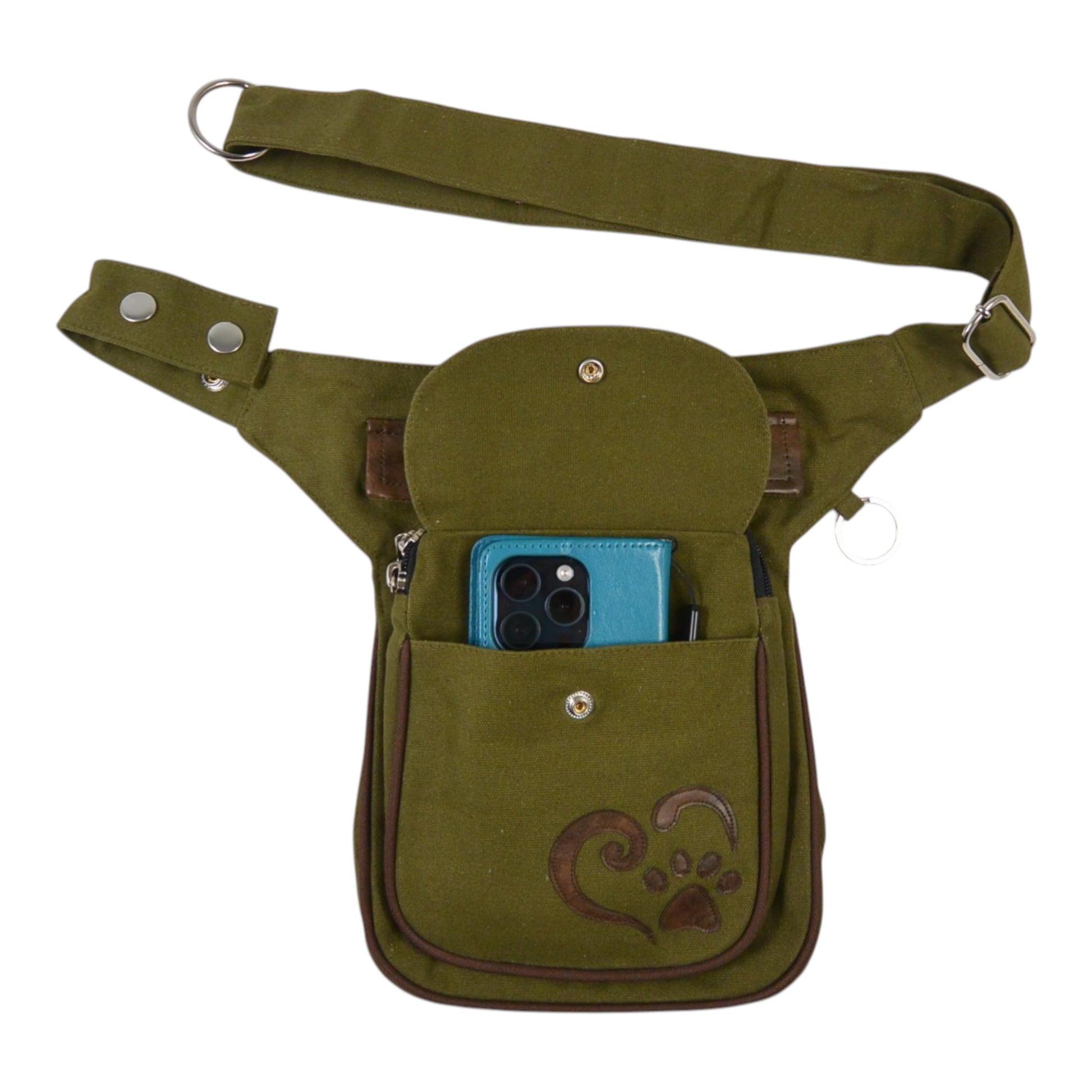 Olivgrüne Gassi-Tasche aus Canvas mit Pfote-Herz-Applikation aus Rexine, geöffnete Fronttasche mit Smartphone.