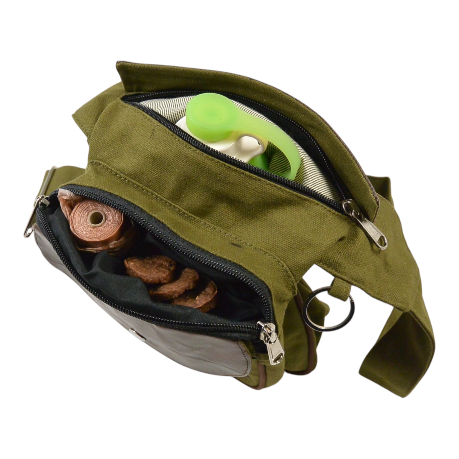 Geöffnete olivgrüne Gassi-Tasche aus Canvas mit mehreren Fächern für Leckerlis, Kotbeutel und Zubehör.