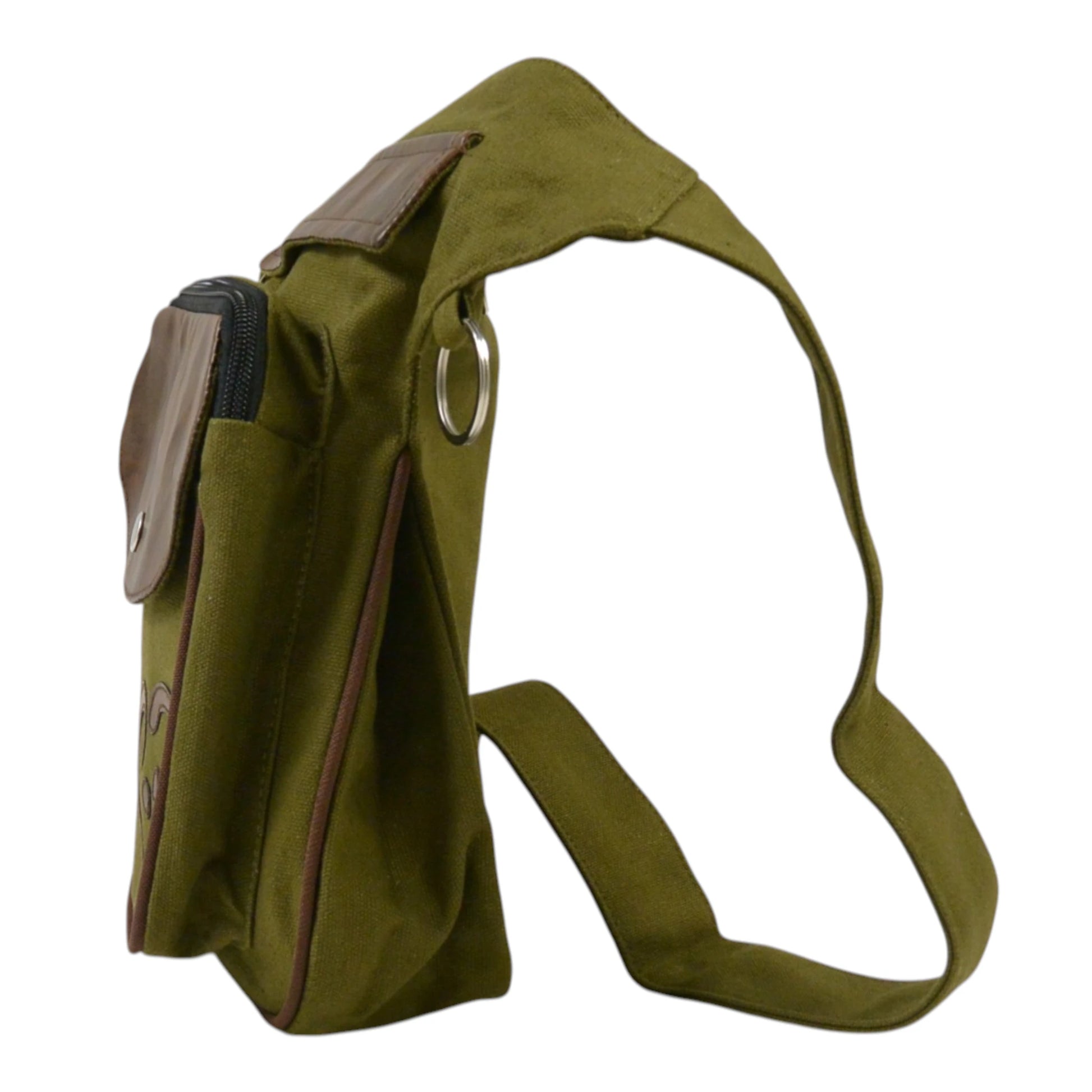 Seitenansicht einer olivgrünen Gassi-Tasche aus Canvas mit verstellbarem Gurt und Metallring.