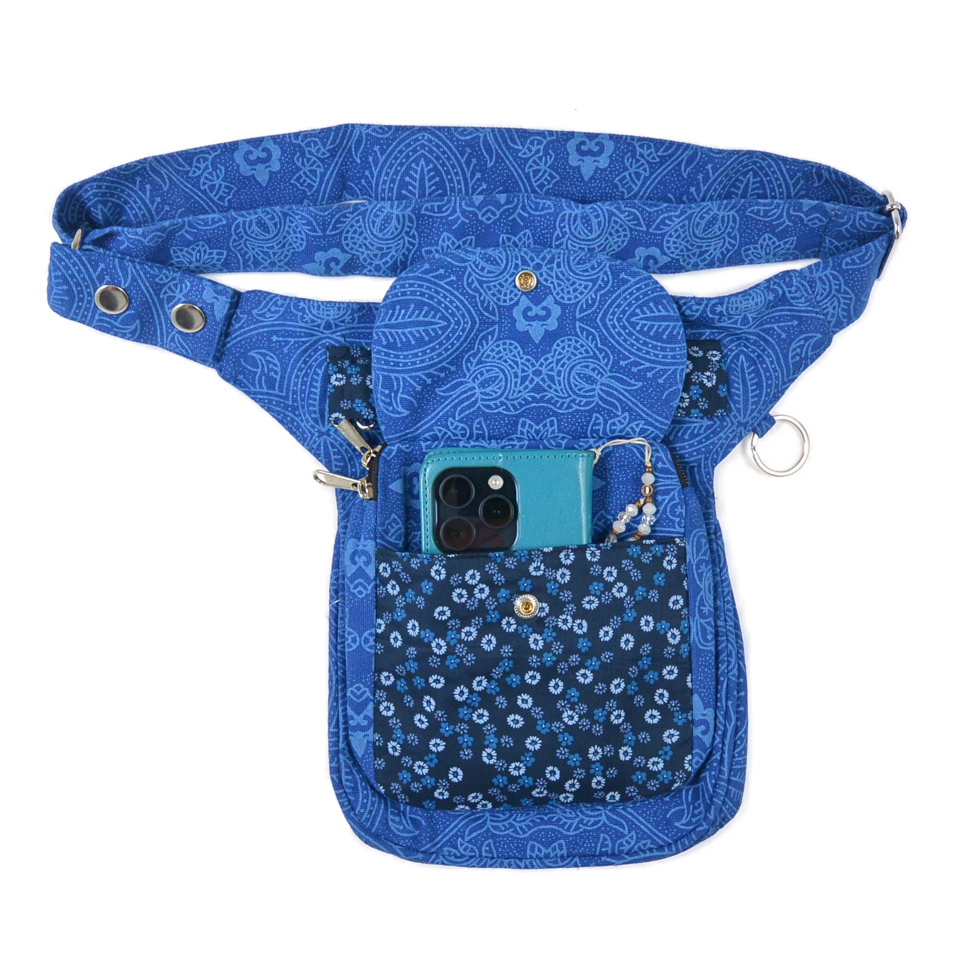 Vorderseite der blauen Gassitasche Hannover mit floralem Mandala-Muster und zusätzlichem Frontfach