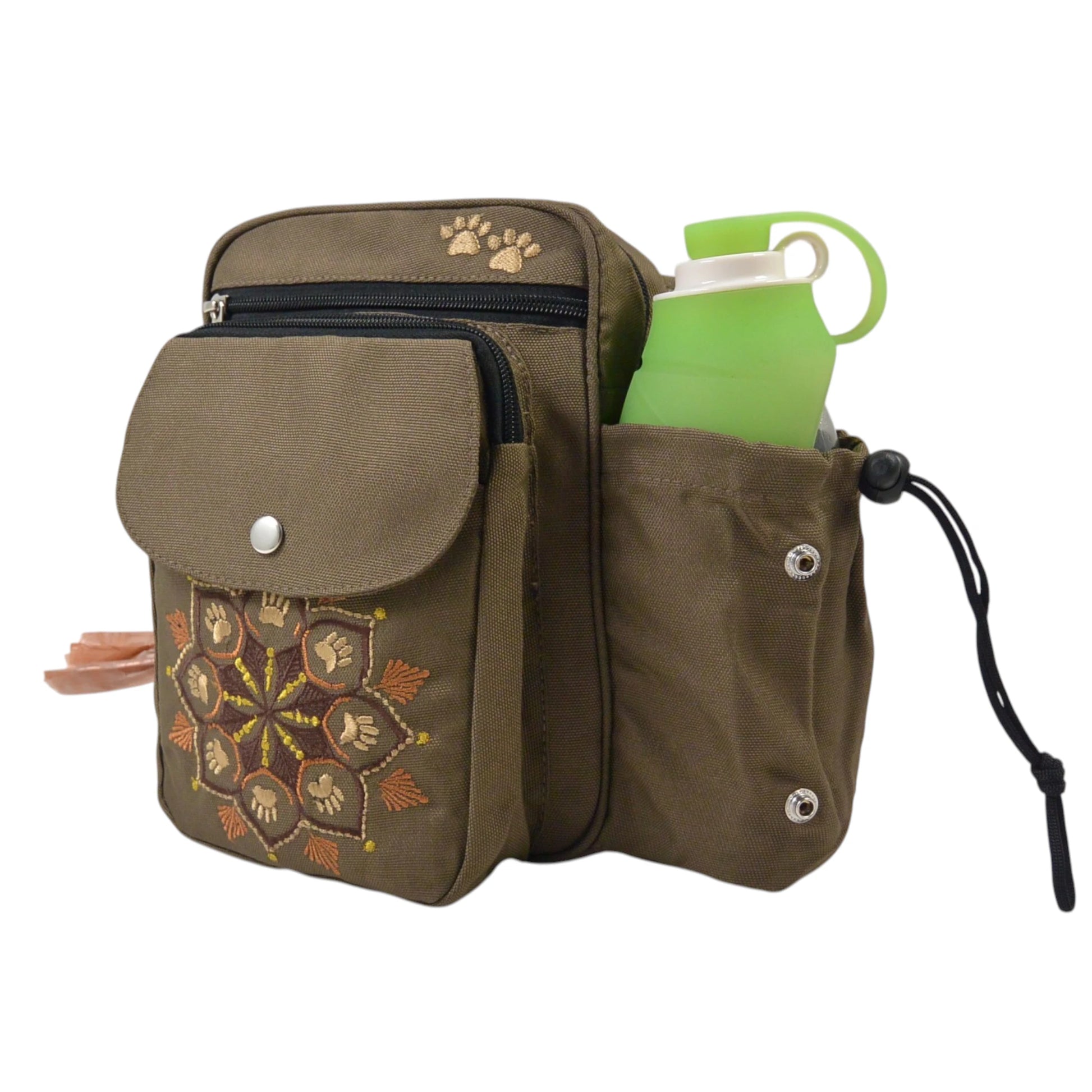Detailansicht der braunen Gassi-Tasche mit Mandala-Muster, Reißverschlussfächern und seitlichem Flaschenfach