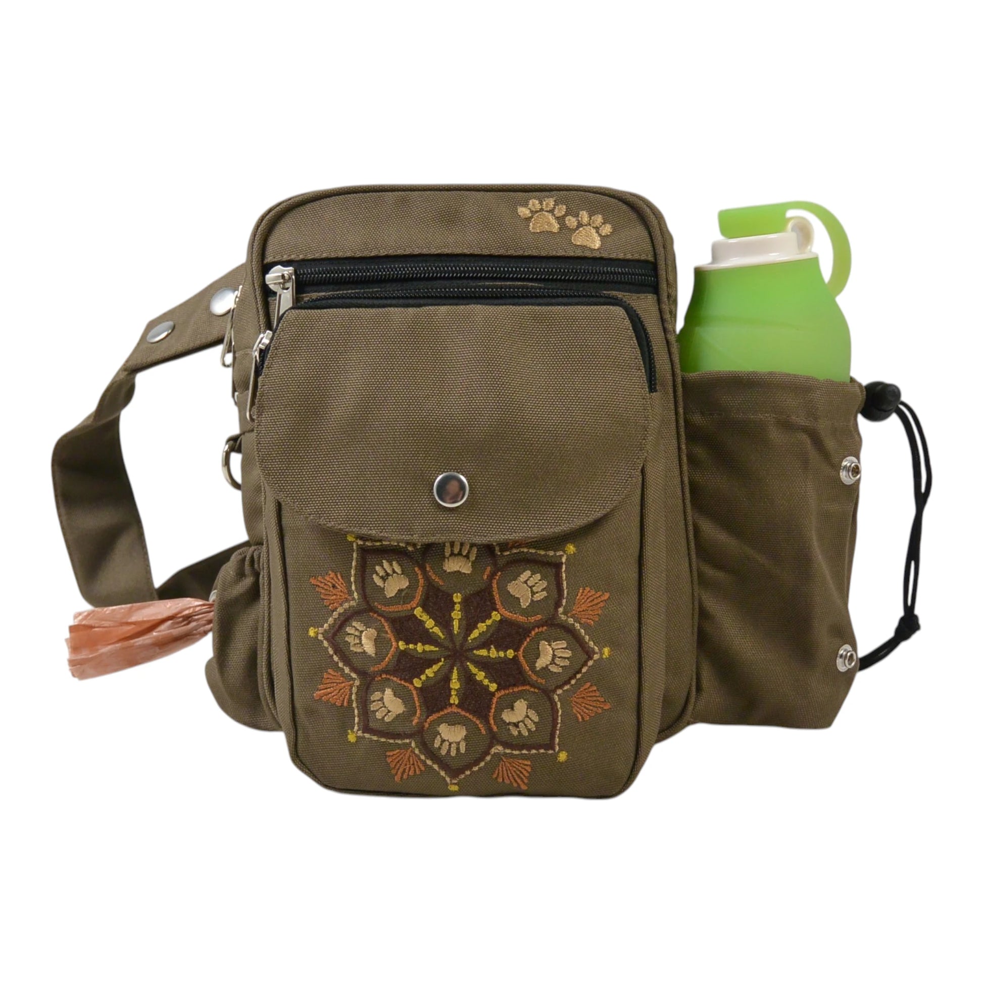 Detailansicht der braunen Gassi-Tasche Konstanz mit Mandala-Muster, Reißverschlussfächern und seitlichem Flaschenfach