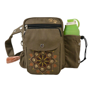Detailansicht der braunen Gassi-Tasche Konstanz mit Mandala-Muster, Reißverschlussfächern und seitlichem Flaschenfach