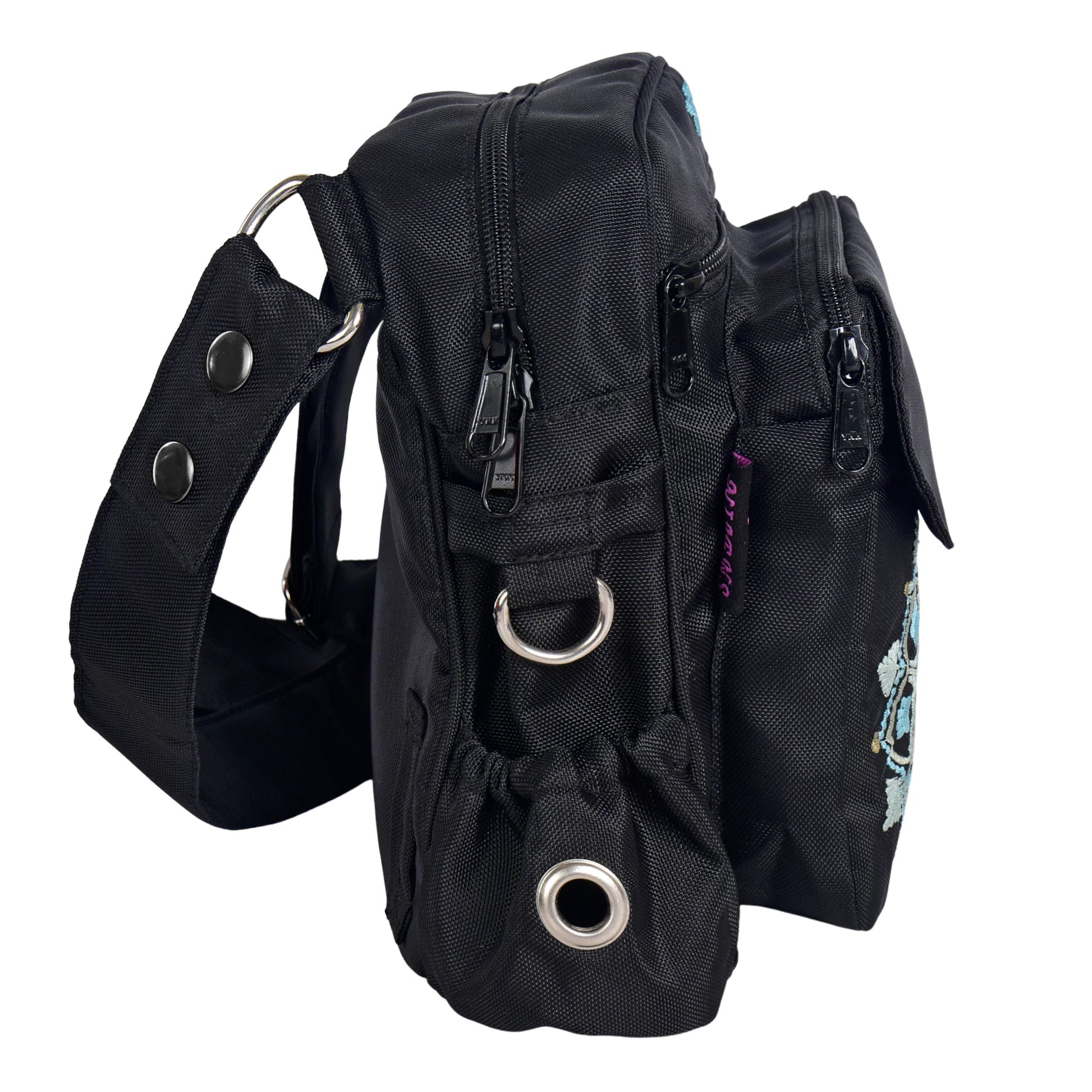 Seitenansicht der Tasche in schwarz mit silbernen Ringen, Reißverschlüssen  – funktional und dekorativ. Nijens Shop