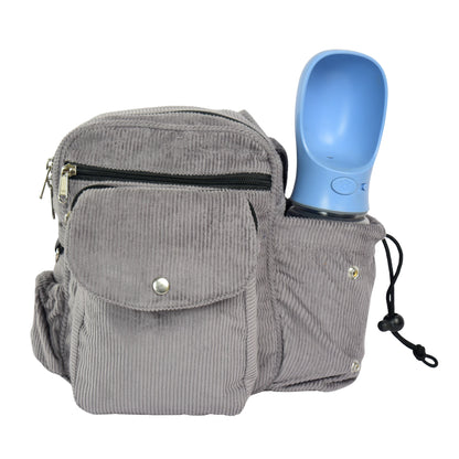 Gassitasche aus Cord Hellgrau mit Flaschenhalter, Leckerli-Fächern und viel Stauraum. 