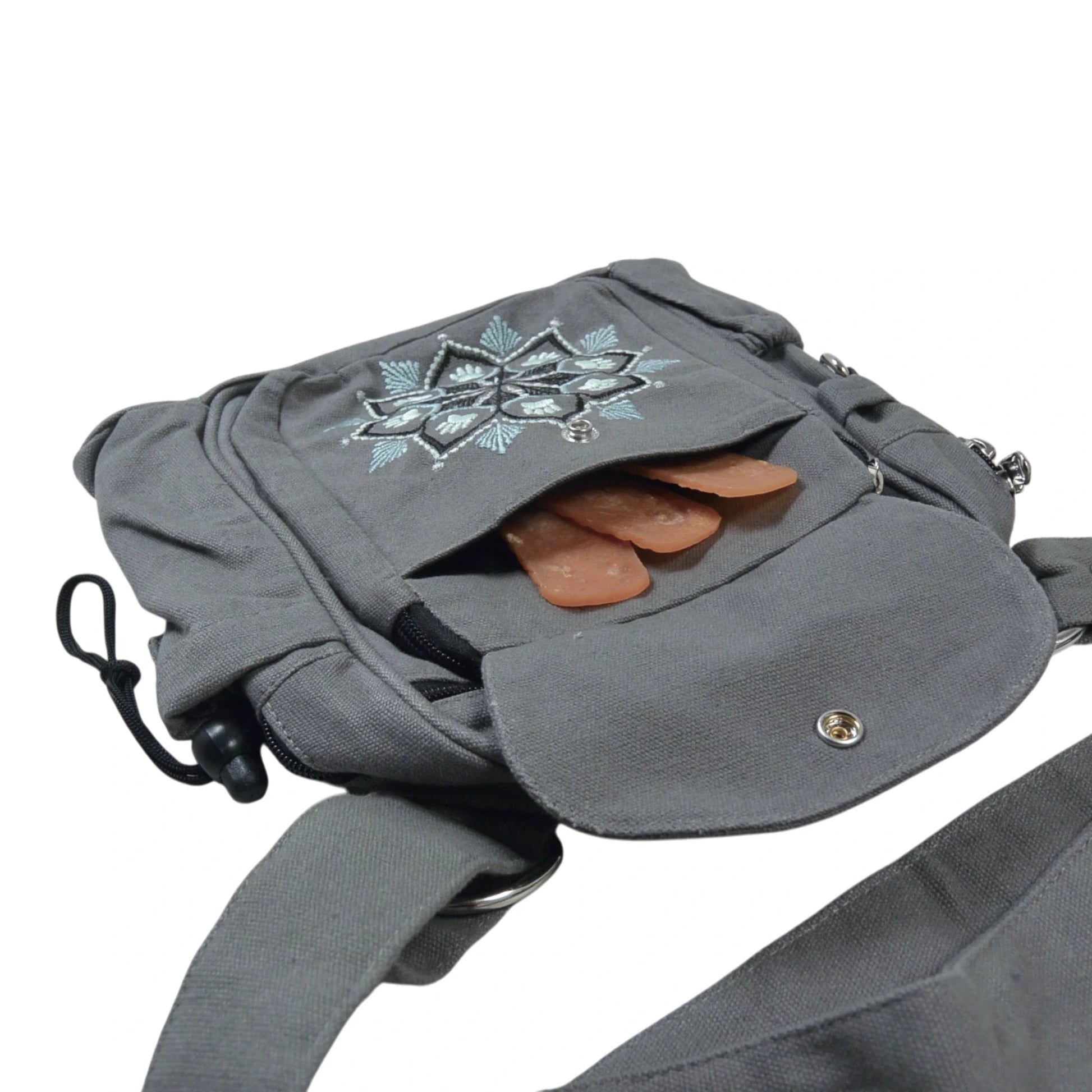 Graue Gassi-Tasche Konstanz aus Canvas mit Mandala-Stickerei und Frontfach für Leckerlis oder Snacks