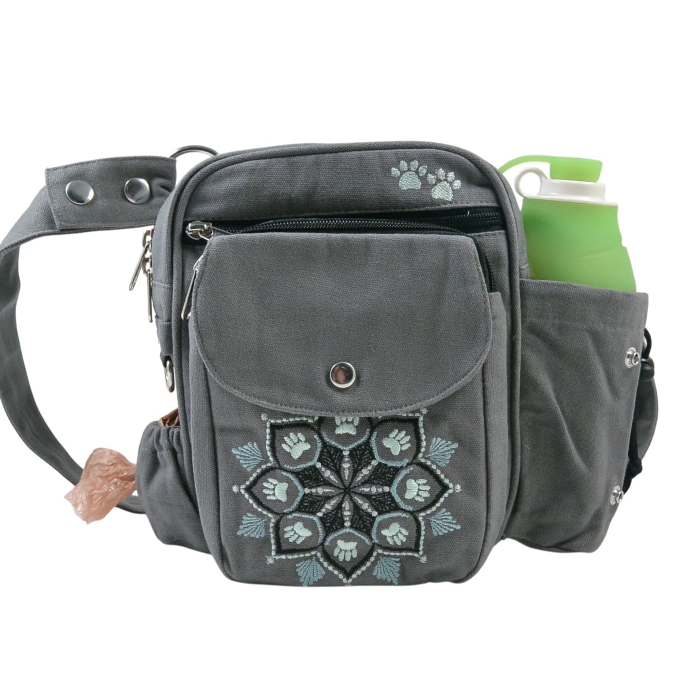 Canvas Gassi-Tasche Konstanz in Grau mit Mandala-Stickerei, integriertem Kotbeutelspender und mehreren praktischen Fächern.