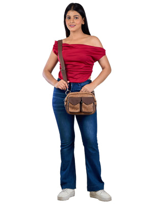 Frau trägt die Gassitasche aus echtem Leder und Canvas in Braun als Umhängetasche, ideal für Spaziergänge.