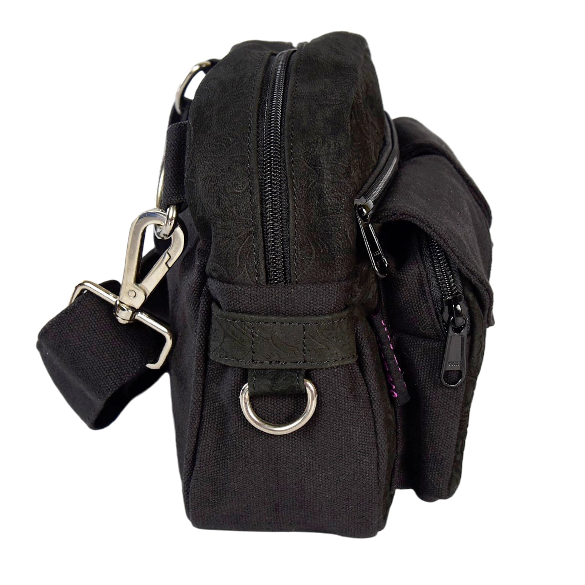 Gassi-Tasche aus echtem Leder mit floraler Prägung in Schwarz. Metallring zur Befestigung kleiner Accessoires.