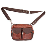 Gassitasche aus echtem Leder und Canvas in Braun mit floraler Prägung in Cognac, zwei Fronttaschen mit Überschlag und verstellbarem Gurt, ideal für Hundespaziergänge.