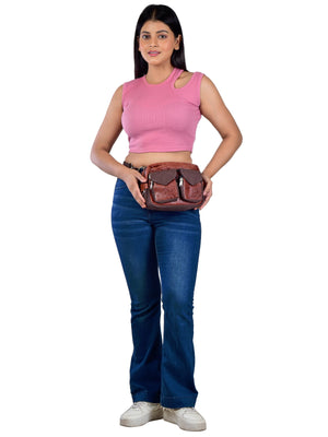 Frau trägt die Gassitasche Modell Berlin aus echtem Leder und Canvas in Brandy als Hüfttasche, ideal für Spaziergänge.
