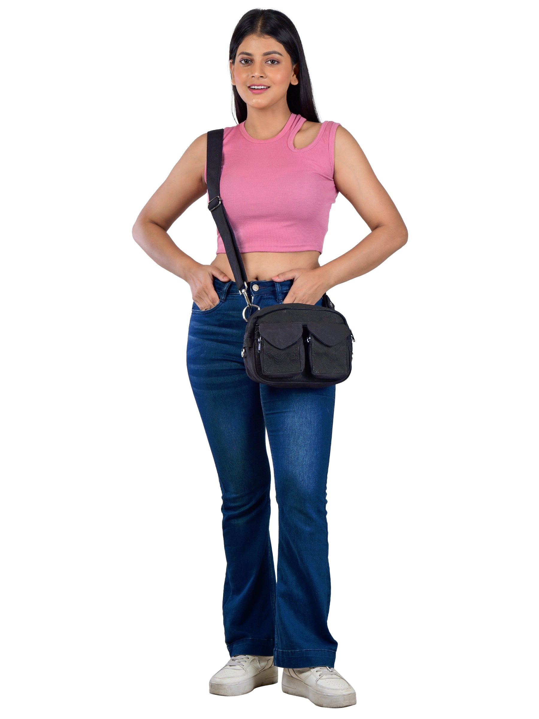 Gassitasche Berlin in Schwarz getragen als Umhängetasche, mit stylischer Blumenstruktur im Leder.