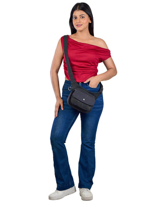 Model präsentiert die schwarze Tasche als Crossbody-Bag quer über den Oberkörper – flexibel tragbar und modisch