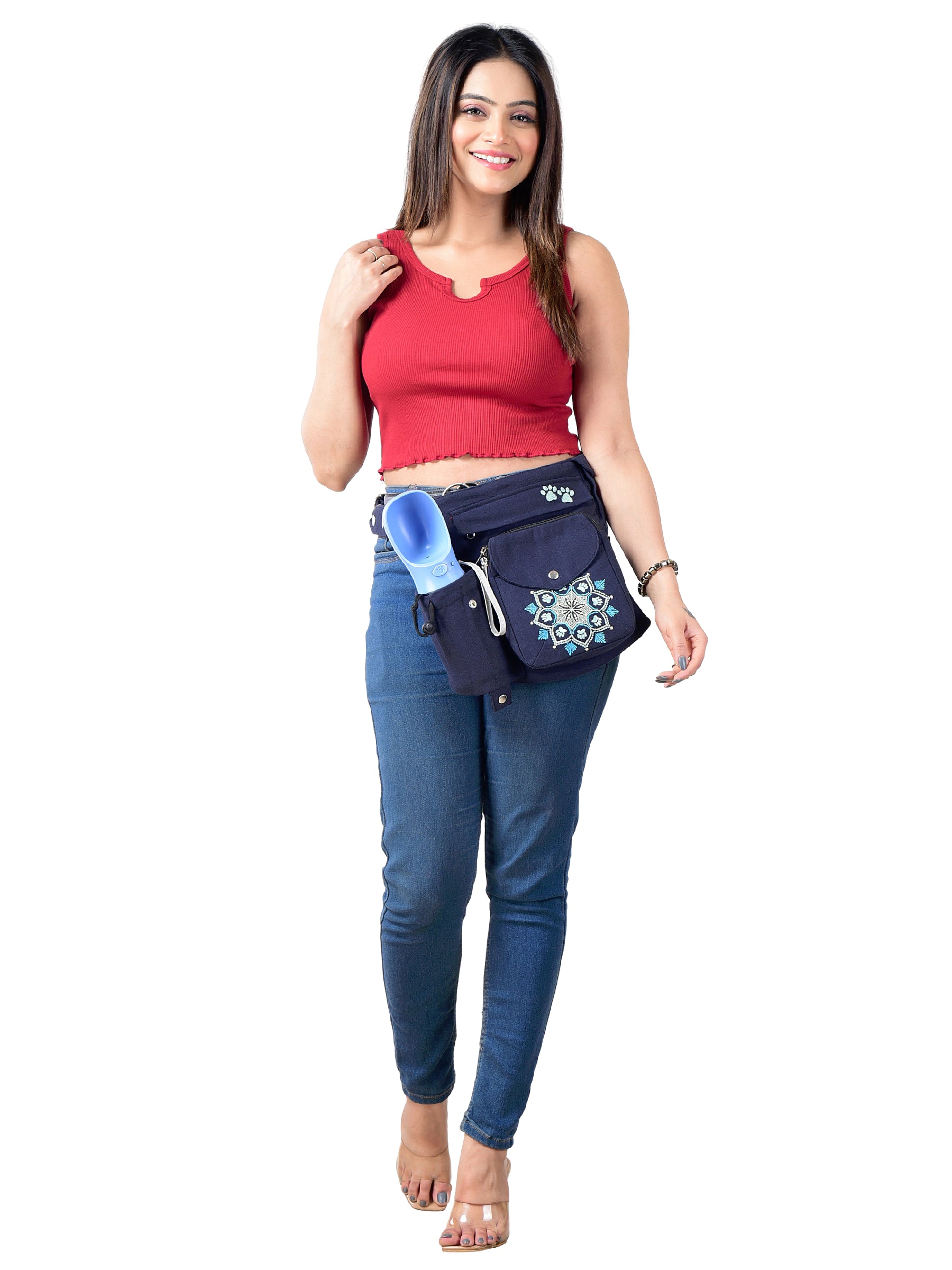 Frau trägt Canvas Gassi-Tasche „Brandenburg“ in Dunkelblau als Bauchtasche mit Mandala-Stickerei, integriertem Kotbeutelspender und Trinkflaschenhalter