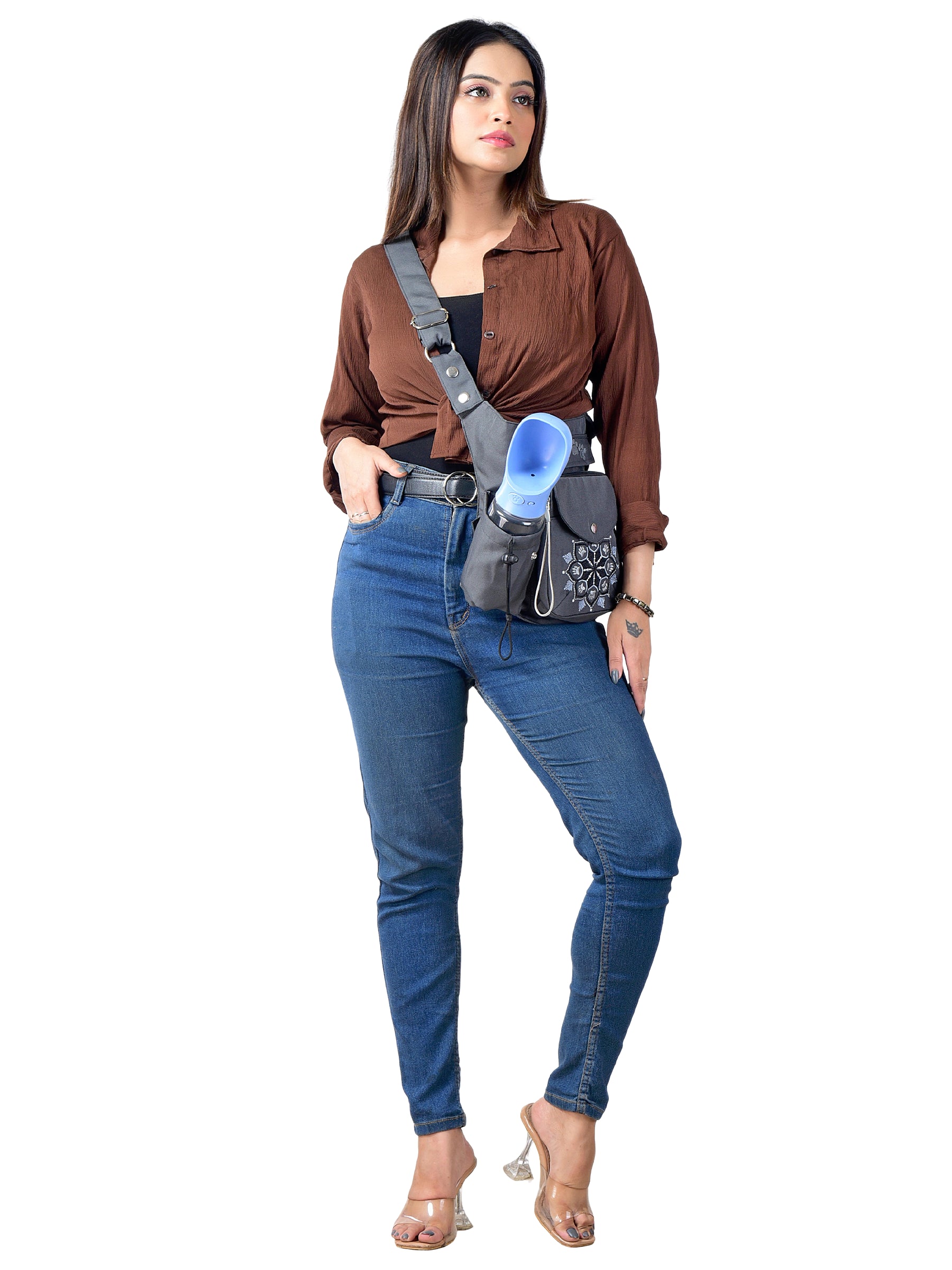 Frau trägt wasserabweisende Gassi-Tasche „Brandenburg“ in Anthrazit als Crossbody-Tasche, mit mehreren Fächern, Mandala-Stickerei und Halterung für Hundetrinkflasche