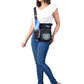 Frau trägt Canvas Gassi-Tasche „Brandenburg“ in Schwarz als Crossbody-Tasche, mit mehreren Fächern, Mandala-Stickerei und Halterung für Hundetrinkflasche