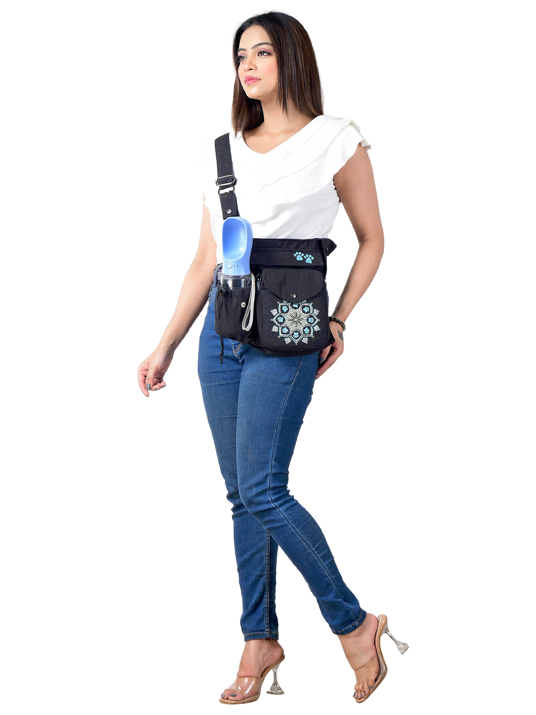 Frau trägt Canvas Gassi-Tasche „Brandenburg“ in Schwarz als Crossbody-Tasche, mit mehreren Fächern, Mandala-Stickerei und Halterung für Hundetrinkflasche
