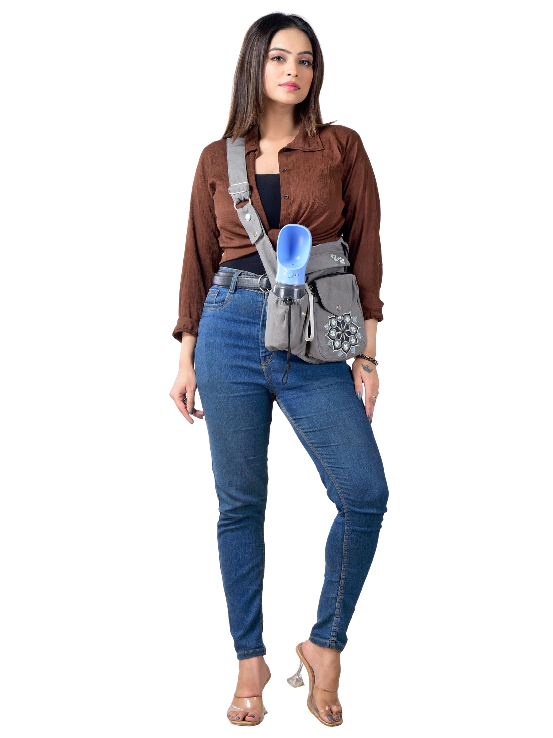 Frau trägt Gassi-Tasche „Brandenburg“ aus Canvas in Grau als Crossbody-Tasche, mit mehreren Fächern, Mandala-Stickerei und Halterung für Hundetrinkflasche
