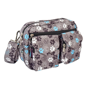 Graue, wasserabweisende Gassitasche mit großem Pfoten-Print. Diese Tasche besitzt vier praktische Fächer zum Verstauen von Handy, Schlüssel und anderen Dingen sowie zwei aufgesetzte Leckerli-Taschen – ideal für Hundespaziergänge und Training.– Modell 'Berlin 71053' von Nijens.