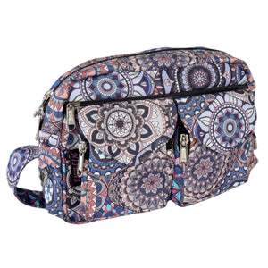 Bunte, wasserabweisende Gassitasche mit Mandala-Design Lila, besitzt vier praktische Fächer zum Verstauen von Handy, Schlüssel und anderen Dingen sowie zwei aufgesetzte Leckerli-Taschen – ideal für Hundespaziergänge und Training.– Modell 'Berlin 71081' von Nijens.