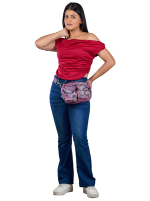 Model präsentiert eine bunte, wasserabweisenden Gassitasche, Mandala-Design in Rosatönen mit der Tragevariante "Bauchtasche". Diese Tasche besitzt vier praktische Fächer zum Verstauen von Handy, Schlüssel und anderen Dingen sowie zwei aufgesetzte Leckerli-Taschen – ideal für Hundespaziergänge und Training.– Modell 'Berlin 71082' von Nijens.