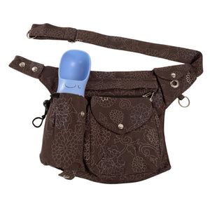 Nijens Gassi-Tasche in Braun mit eingesetzter blauer Hundetrinkflasche im Flaschenhalter.