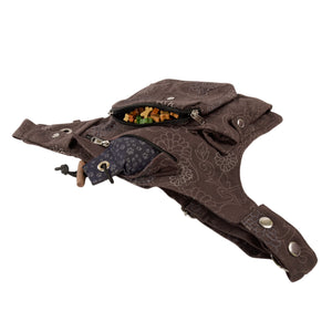 Seitenansicht der geöffneten Gassi-Tasche mit Leckerlis und integriertem Kotbeutelspender.