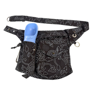 Nijens Gassi-Tasche in Schwarz mit eingesetzter blauer Hundetrinkflasche im Flaschenhalter