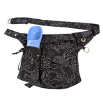 Nijens Gassi-Tasche in Schwarz mit eingesetzter blauer Hundetrinkflasche im Flaschenhalter
